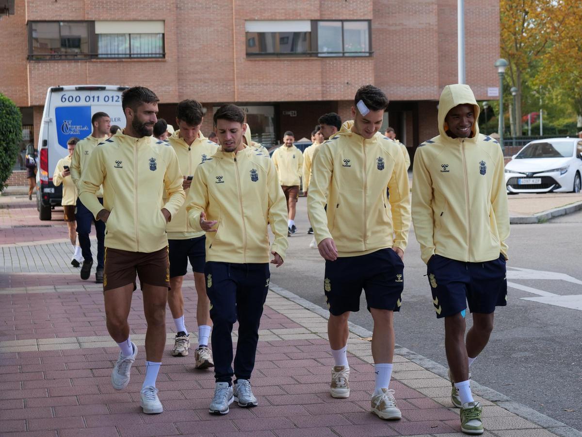 Mika Mármol (2ºi), con Gil, Marvin Park y Pejiño, el pasado viernes, en el paseo por Valladolid.