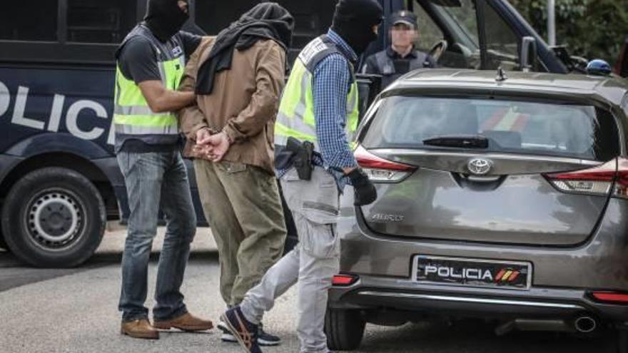 Momento en el que el presunto yihadista contestano es introducido en el coche policial.