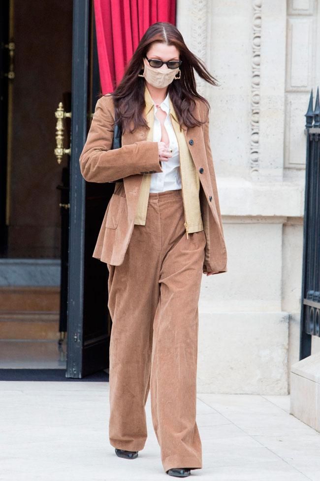 El look de Bella Hadid con traje de pana y camisa blanca en la Semana de la Alta Costura en París