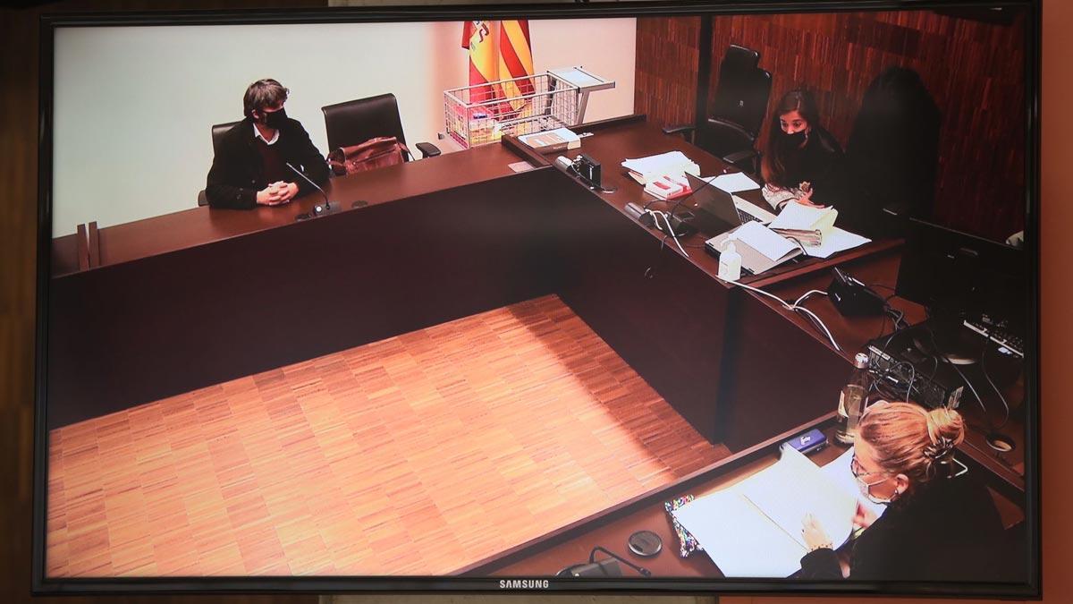 Juicio a Enric, el vecino de Barcelona que publicó las fotos en internet de la víctima de 'La manada' de Pamplona. En la foto, el abogado Gorka Nart renunciando a la defensa frente a la jueza por la no comparecencia del acusado, en una foto de la pantalla de la sala de prensa