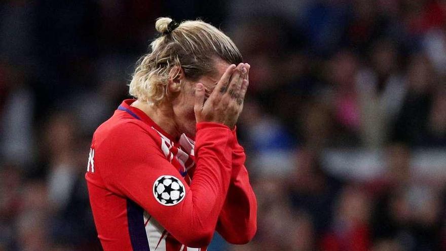 Griezmann, decepcionado, anoche en el Metropolitano.