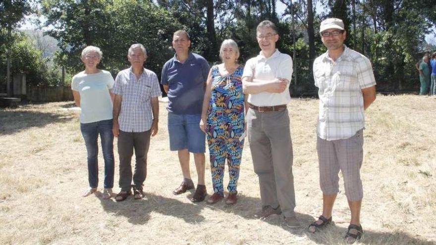 Los promotores de la Asociación de Propietarios de Monte do Morrazo, ayer, en Ardán. // S.A.