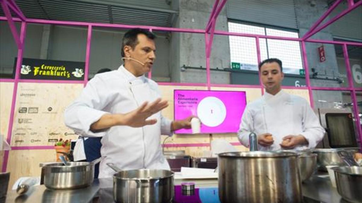 Los chefs de Disfrutar Oriol Castro y Eduard Xatruch, en acción, en The Alimentaria Experience.