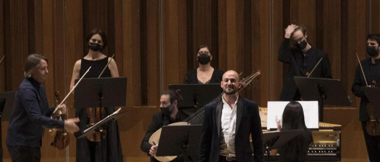 El contratenor Franco Fagioli, en el centro, junto con el “Gabetta Consort”, saluda al público al inicio del concierto. A la izquierda, parte del público asistente. | |  MIKI LÓPEZ