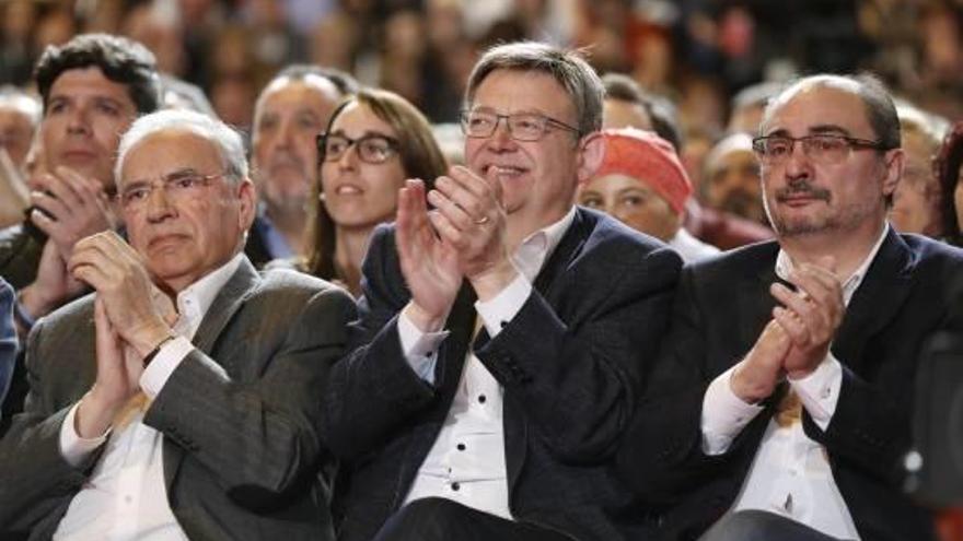 El presidente Ximo Puig entre Alfonso Guerra y el aragonés Javier Lambán.