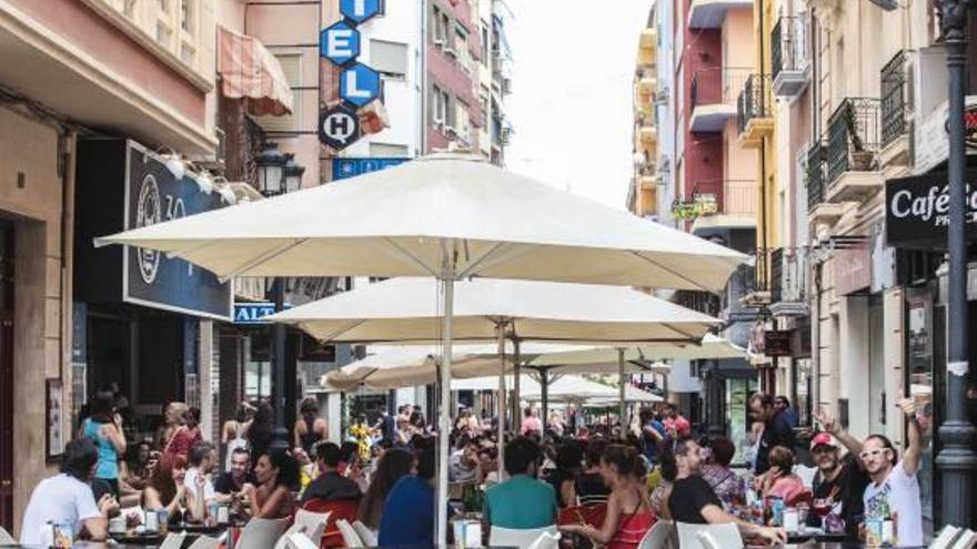 Veladores en la zona de Castaños atestados de clientes, este sábado.