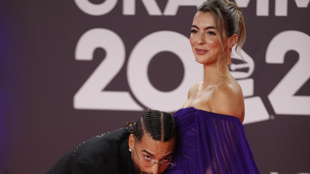 Maluma y su pareja, Susana Gómez, posan para los fotógrafos en la alfombra roja de la gala anual de los Latin Grammy, este jueves en Sevilla