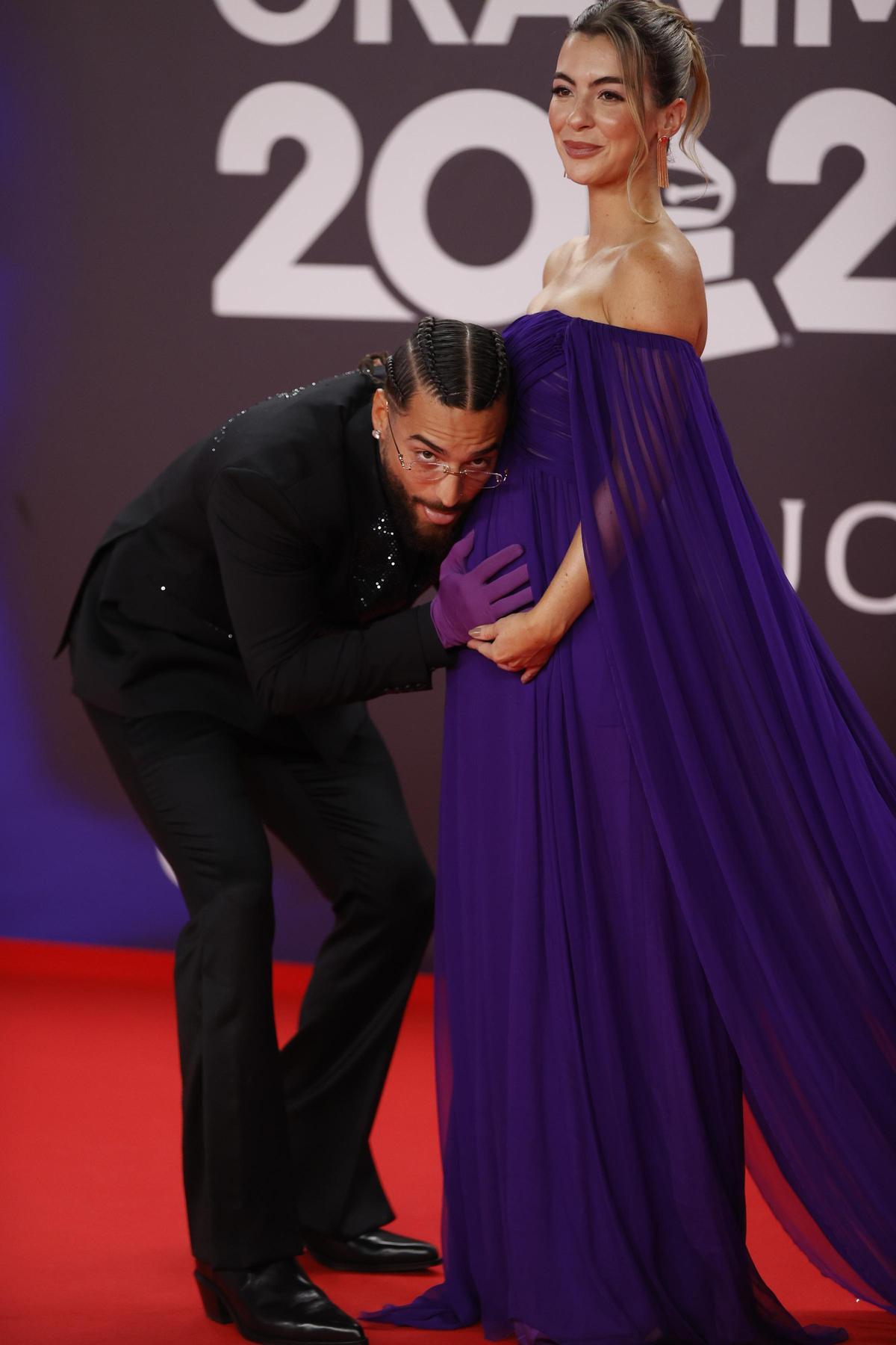 Maluma y su pareja, Susana Gómez, posan para los fotógrafos en la alfombra roja de la gala anual de los Latin Grammy, este jueves en Sevilla