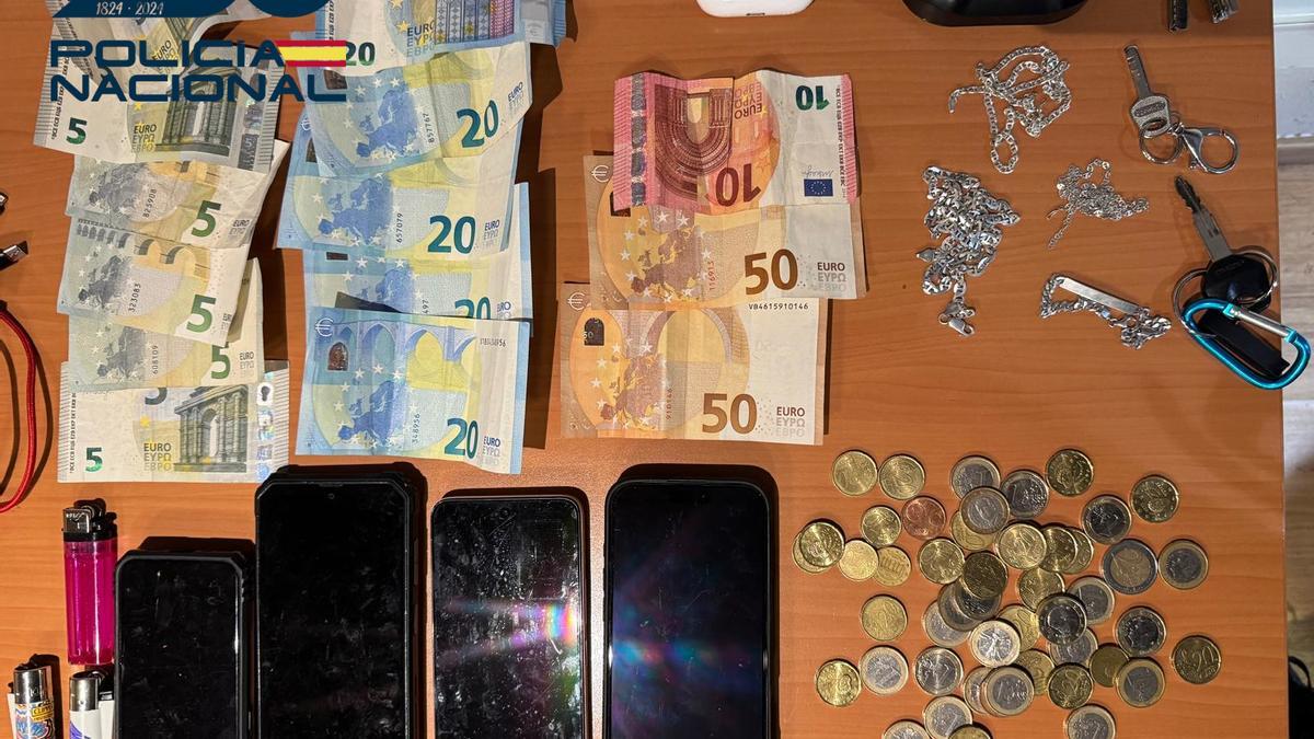 Dinero y objetos intervenidos al sospechoso de los robos.