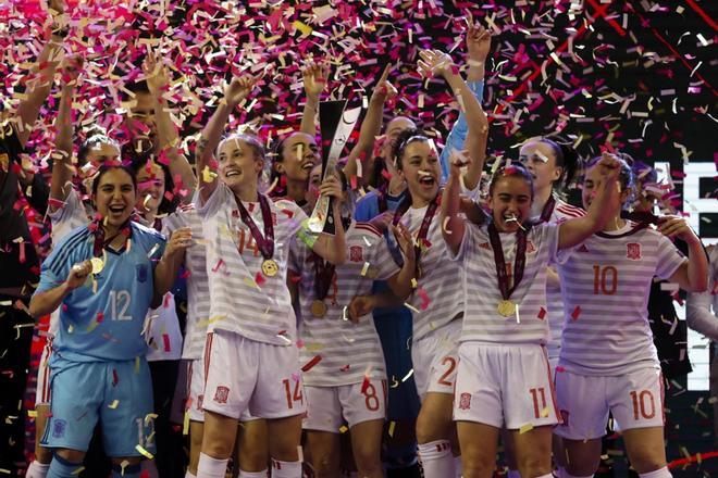 Las jugadoras de la selección española celebran el título, tras ganar a Portugal en la final del Campeonato de Europa de fútbol sala disputada este domingo en Gondomar (Portugal).