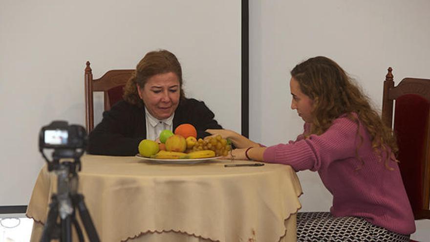 Estudiantes de Enfermería de la UA adquieren habilidades de comunicación con actores