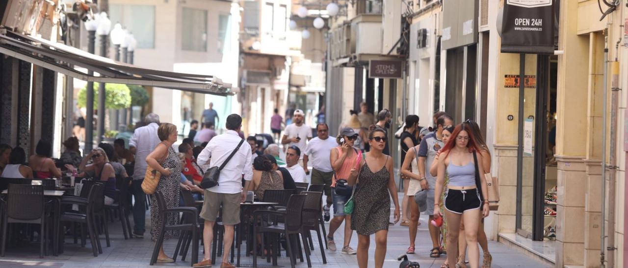 Terrazas y calles llenas este martes 16 de agosto en una céntrica calle de la ciudad, una estampa nada habitual a estas alturas del mes de agosto.  | ANTONIO AMORÓS