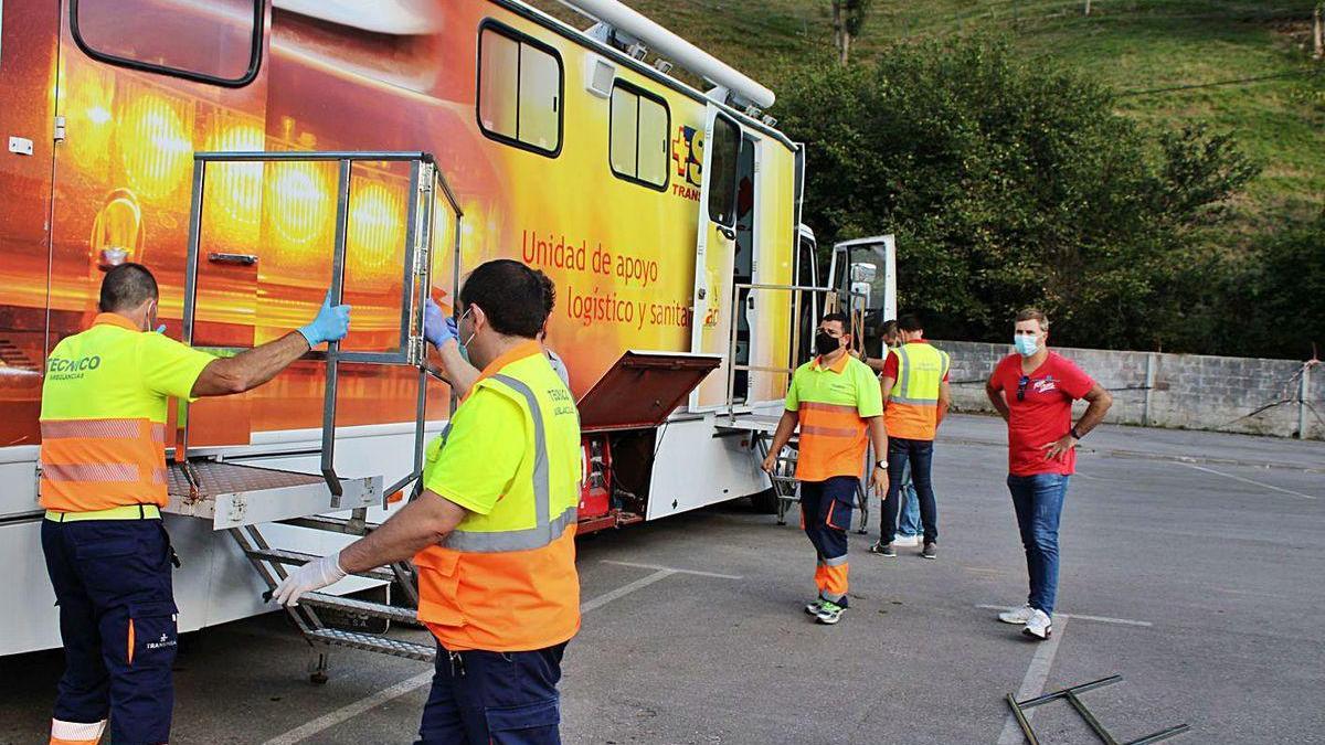 El montaje del autocovid en el que se realizarán las pruebas, en el recinto ferial de Pola de Laviana.