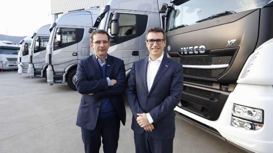 Pierre Lahutte (i.), presidente de Iveco, con Gaetano de Astis, ayer, en el concesionario Inturasa Pérez Rumbao en Porriño. // R. Grobas