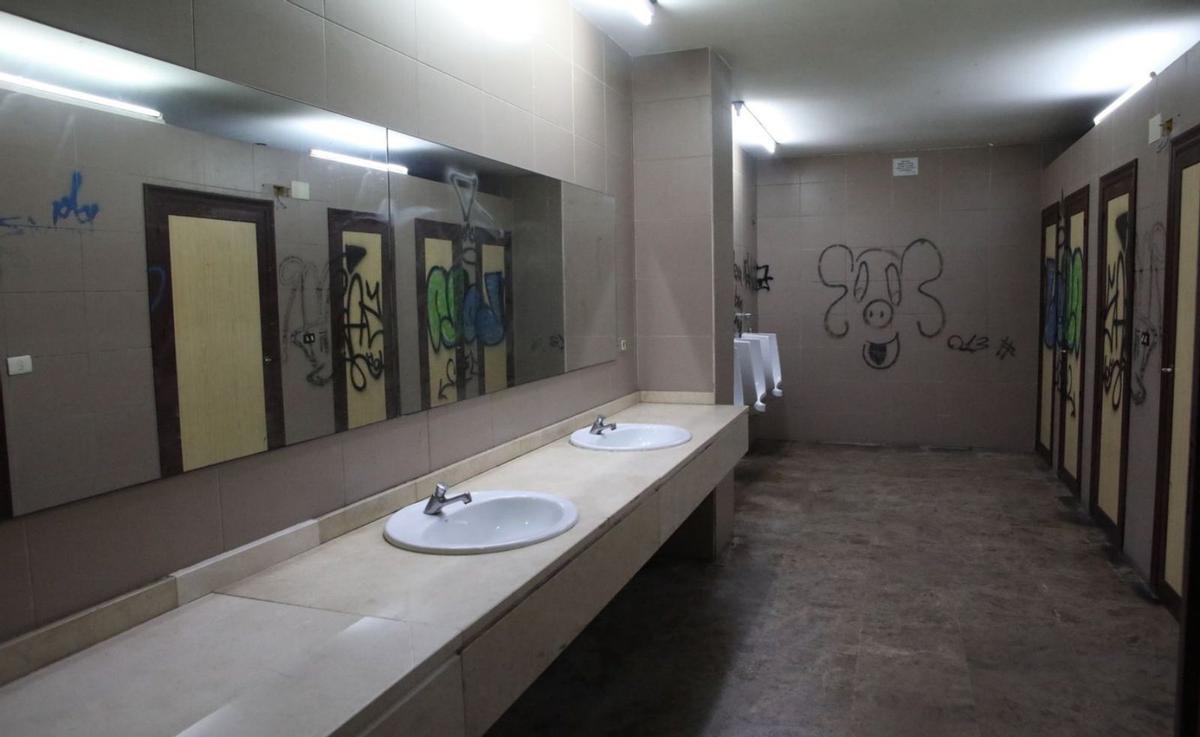 Baños de la planta baja de la estación de autobuses de Lalín. | Bernabé / Ángel Abeledo