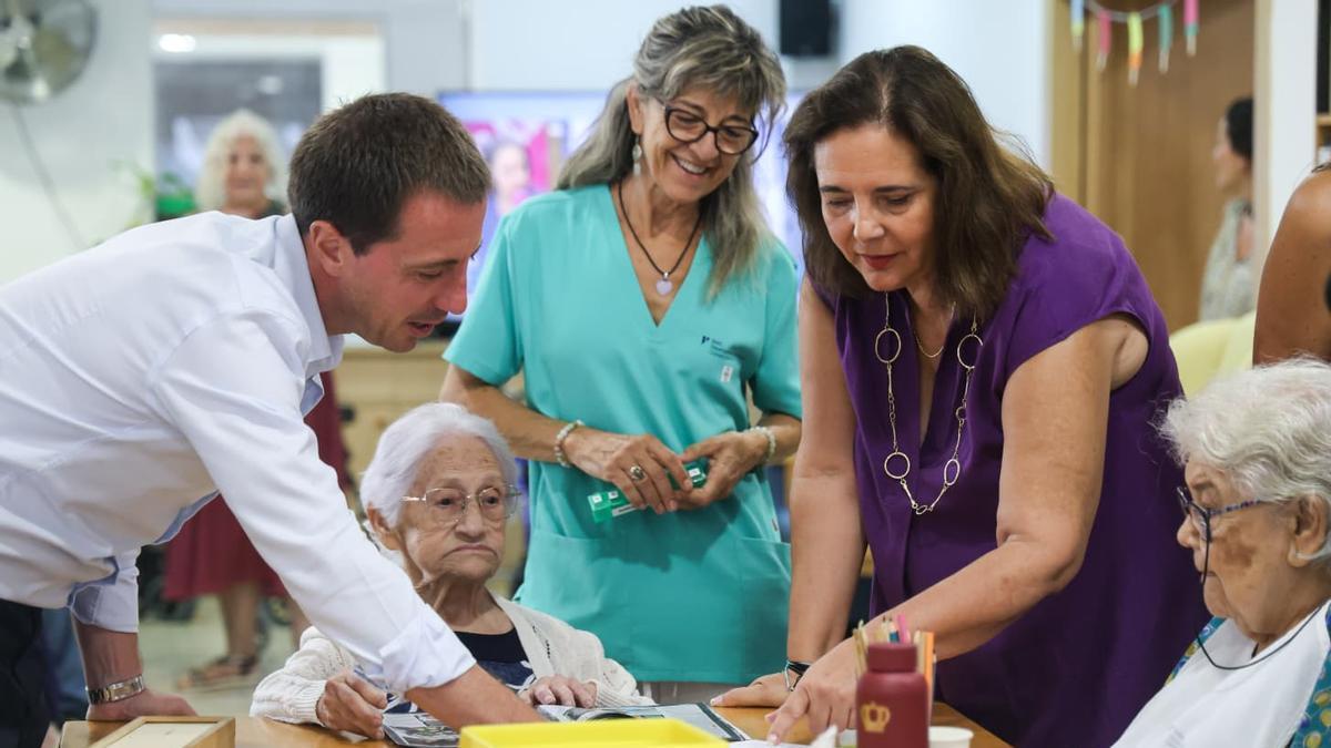 Galmés y García, durante su visita al centro de día de la Residència Son Oms.