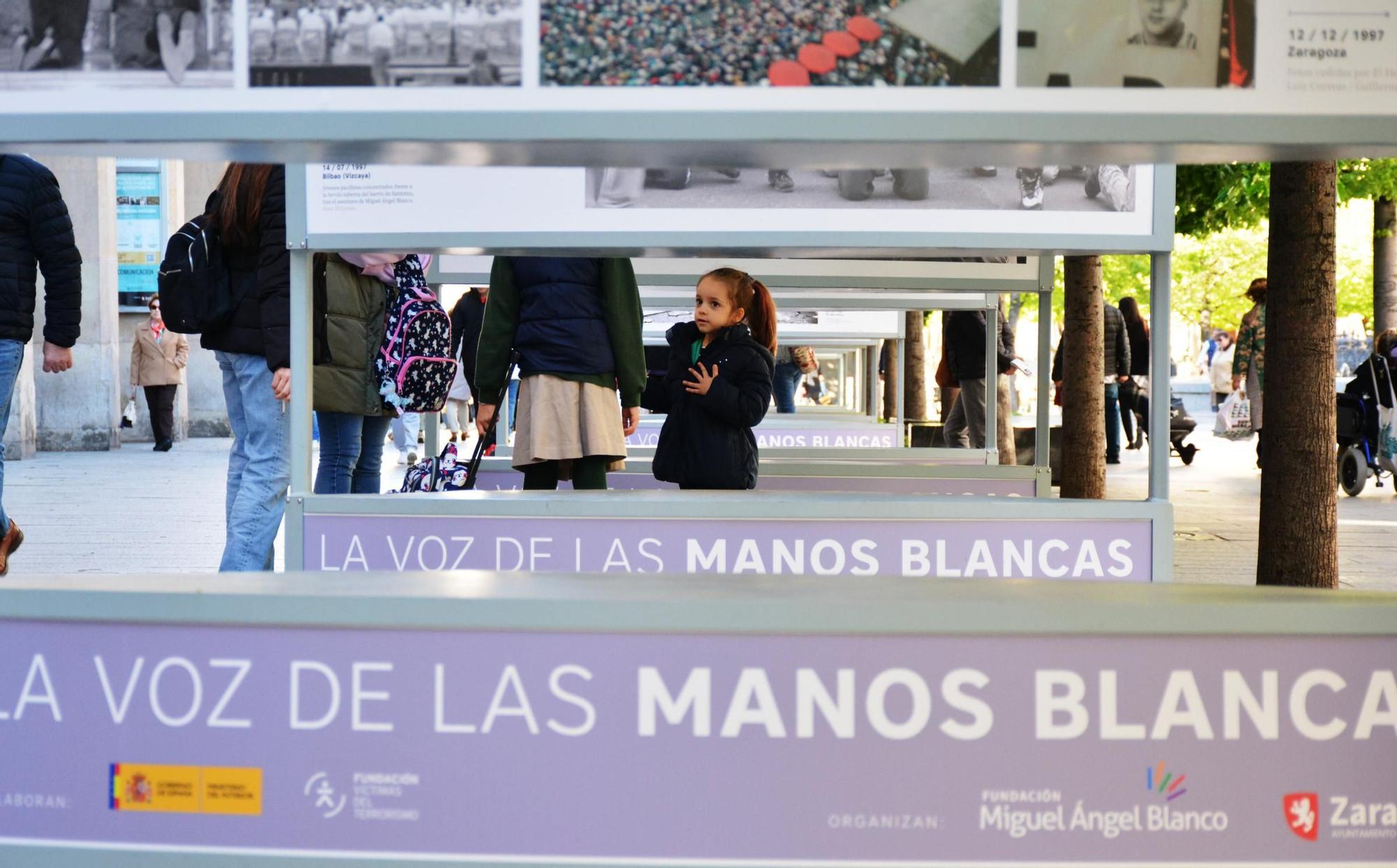 EN IMÁGENES | Zaragoza acoge la exposición 'La voz de las manos blancas', en homenaje a las víctimas de ETA