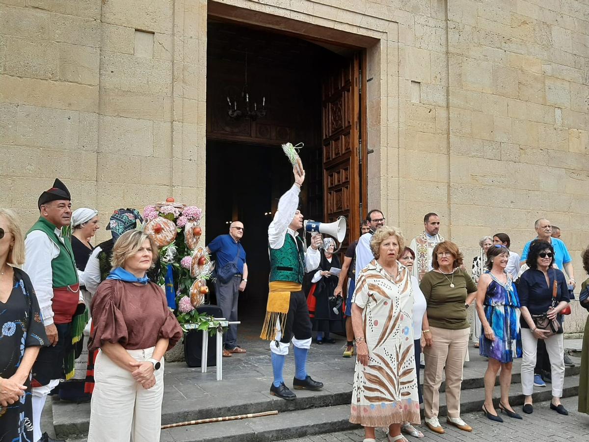 La misa y procesión del Carmín de la Pola, en imágenes