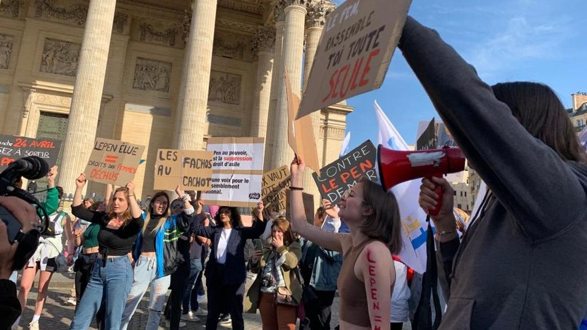 Manifestación de estudiantes contra Le Pen, en la plaza del Panteón de París