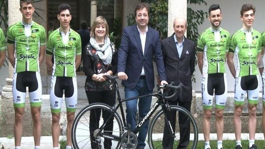 Vara elogia a las bases del deporte y apuesta por recuperar el ciclismo en Extremadura
