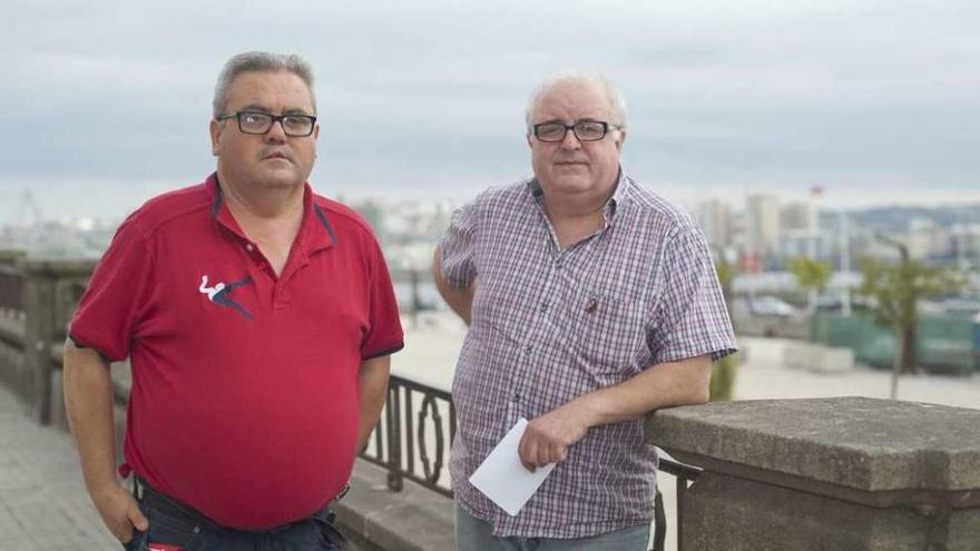 Paulo Sexto y Emilio Vega, en O Parrote con el barrio de Os Castros y el puerto a sus espaldas.