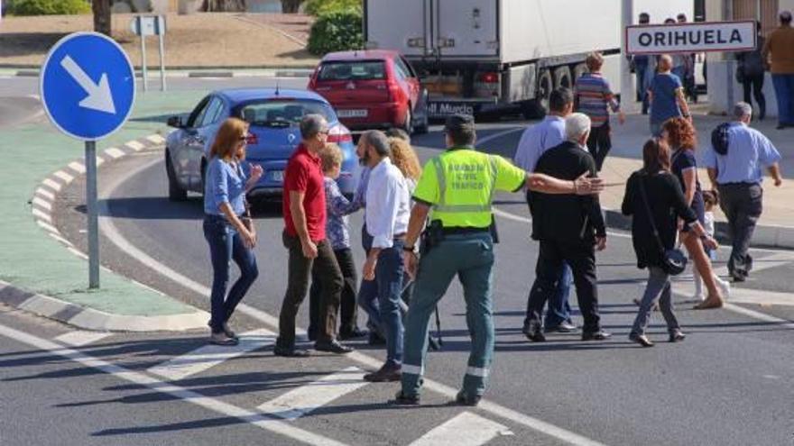 Otro año más sin ningún tipo de acceso peatonal al camposanto