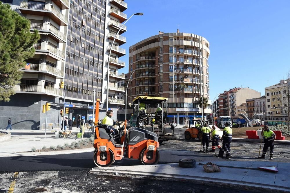 Obres per asfaltar la rotonda de la Bonavista