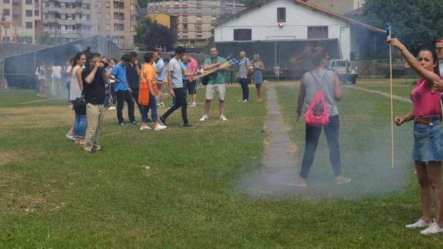 Cangas del Narcea enseña a tirar voladores &quot;sin alcohol&quot;