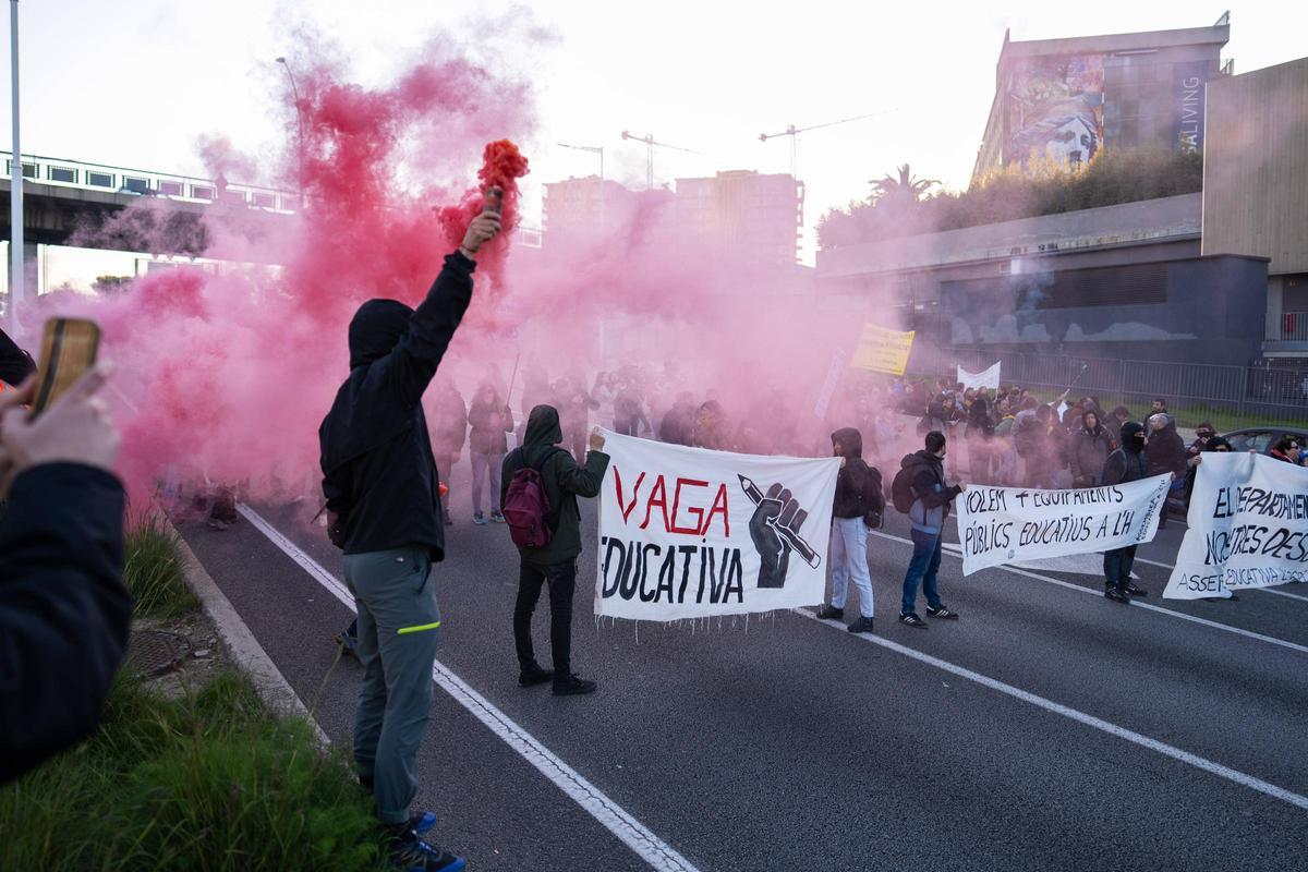 La protesta de profesores corta la B-20 a la altura de Finestrelles