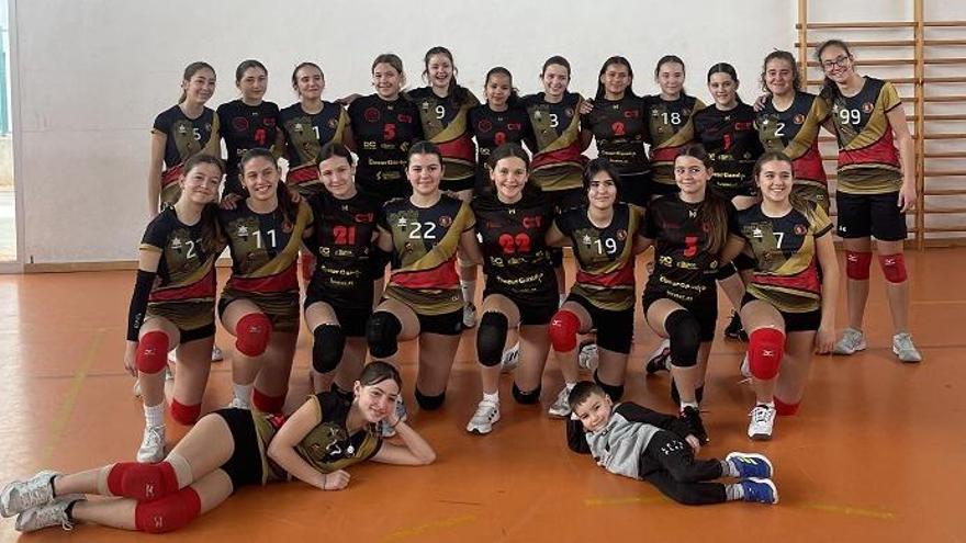 Las cadetes del CV Arenas con su rival en el IES Veles e Vents