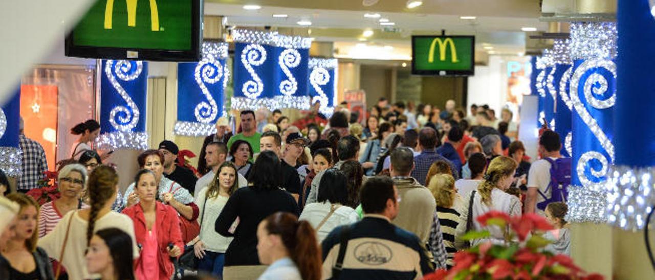 Uno de los pasillos del centro comercial, ayer, repleto de clientes.