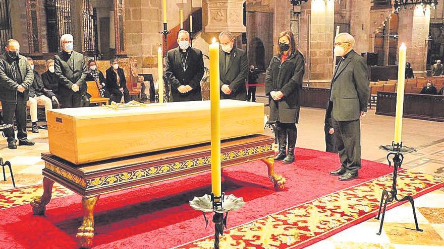 La presidenta Francina Armengol en la capilla ardiente.