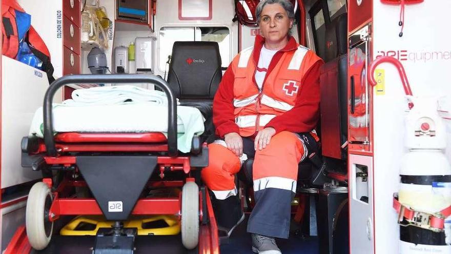 Marina Leira en una ambulancia medicalizada de Cruz Roja.