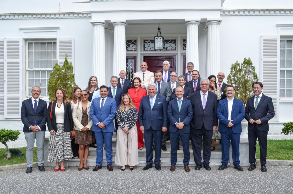 El comité del Cuerpo Consular Acreditado en Santa Cruz de Tenerife junto a la presidenta del Cabildo de Tenerife, el presidente del Cabildo de La Palma, el vicepresidente 2º del Cabildo de El Hierro y el vicepresidente 4º del Cabildo de La Gomera.