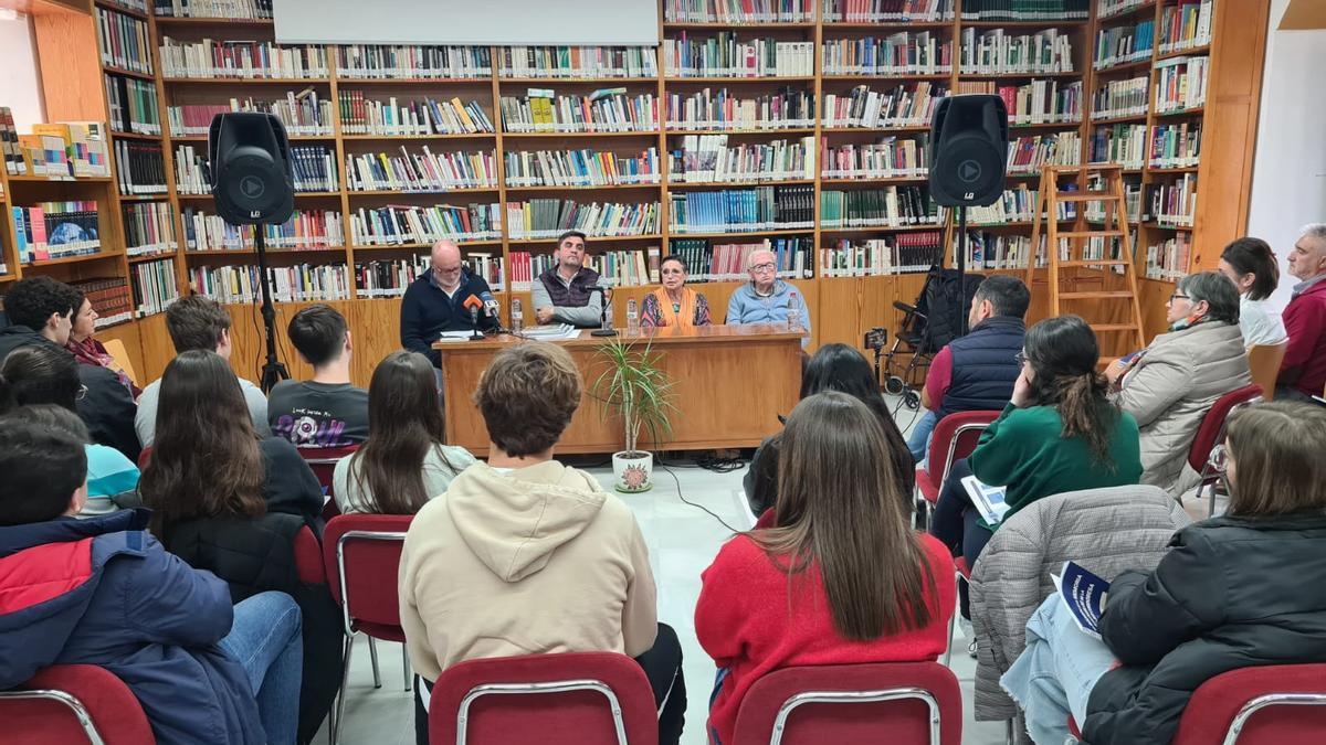 Un momento del acto celebrado en la  biblioteca de Aguilar.