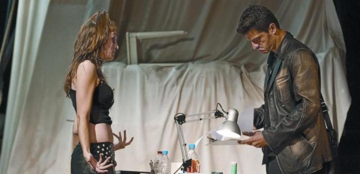 Meritxell Calvo, una actriu gairebé debutant, amb Joel Joan, en una escena de ’Venus in fur’.