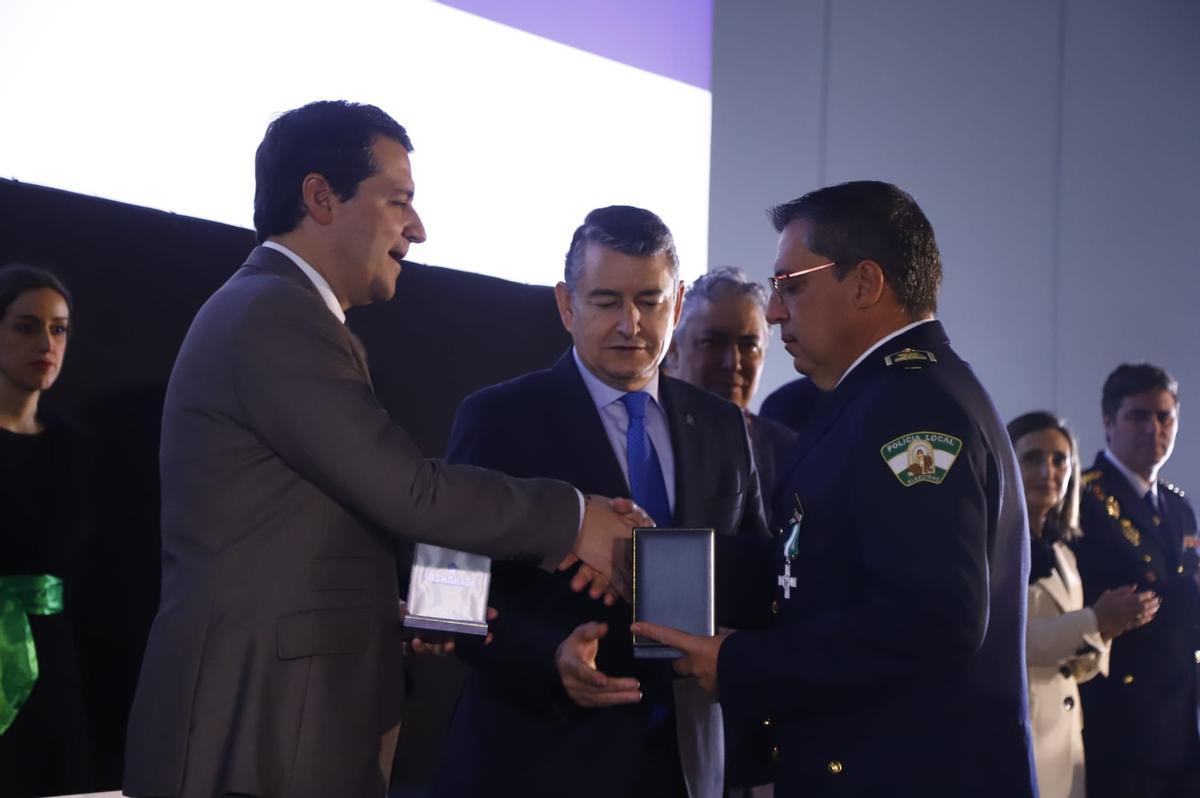 Entrega de condecoraciones a los policías locales de Andalucía en el CEFC de Córdoba. En la imagen, el alcalde Bellido y el consejero Antonio Sanz imponen una medalla.