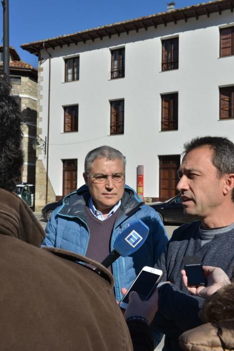 Marcha y corte de carretera en Campo de Caso para reclamar el arreglo de la carretera del puerto de Tarna