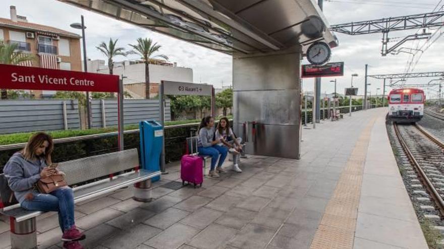 Un tren llegando este fin de semana a San Vicente del Raspeig, desde donde a partir de hoy varios continuarán trayecto hasta Villena.