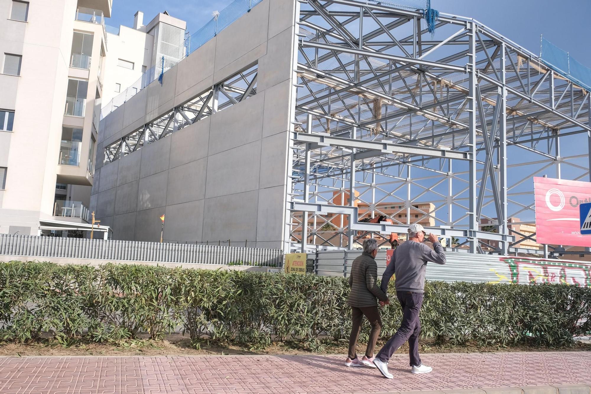 Así de "pegado" está el nuevo polideportivo de La Mata a un edificio de apartamentos