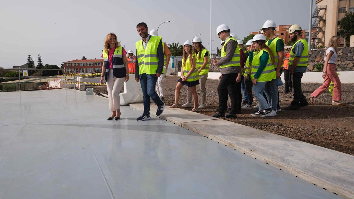 Visita a las obras de colocación de la pasarela de La Laguna