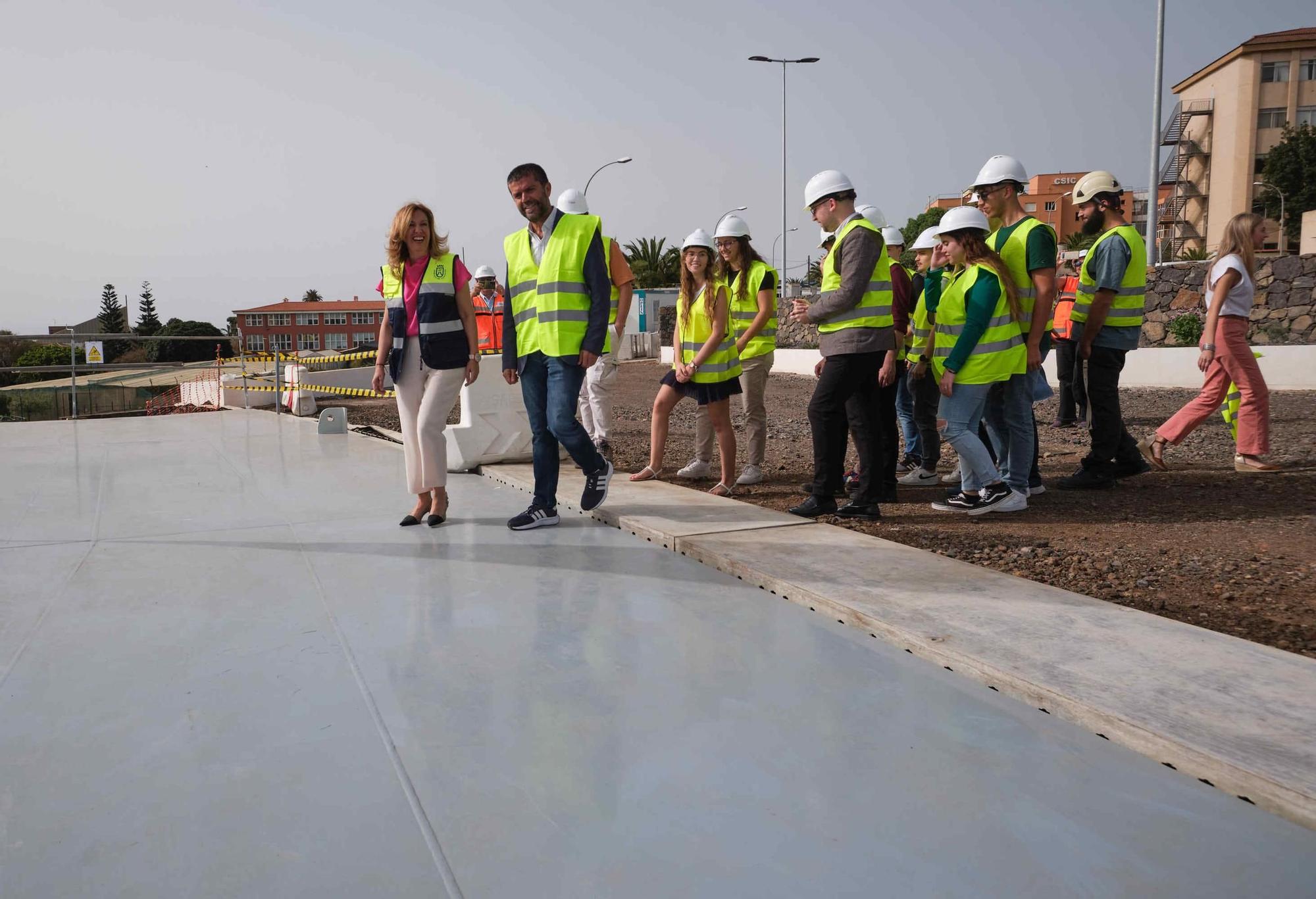 Visita a las obras de colocación de la super pasarela de La Laguna