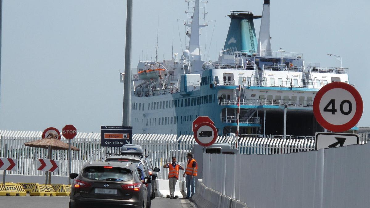 Archivo - Embarque a Tánger en el puerto de Algeciras