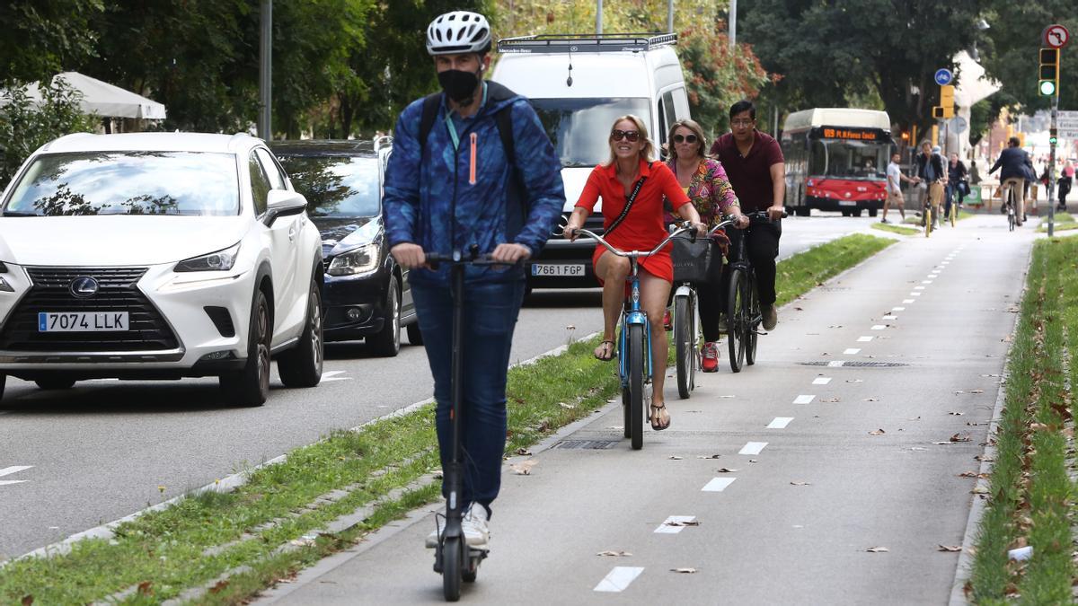 La bici i el patinet atrapen el cotxe entre els barcelonins