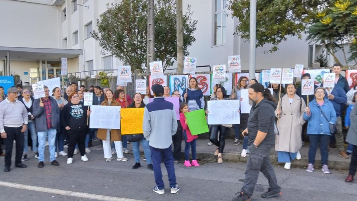Protesta a la entrada del IES de Curtis para exigir un cuidador para Breixo.