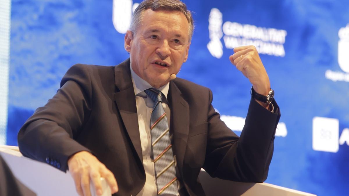 ÁNGEL ESCRIBANO | El exconsejero delegado de CriteriaCaixa Ángel Simón será el nuevo presidente de Indra