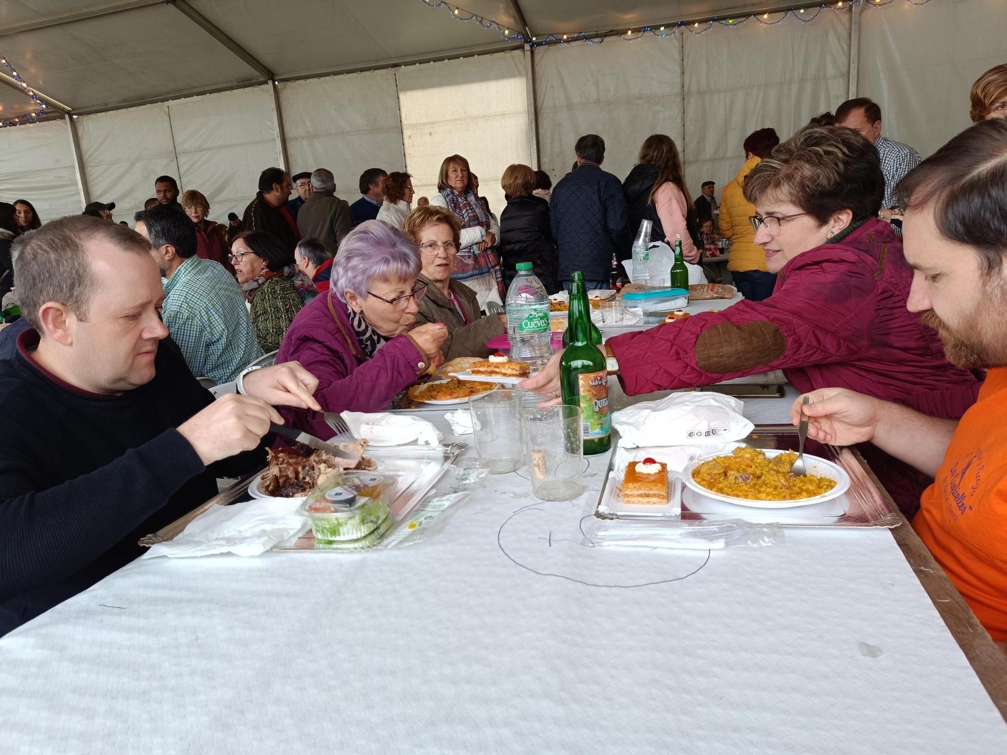 Compartiendo mesa y mantel en las fiestas de Meres, en Siero