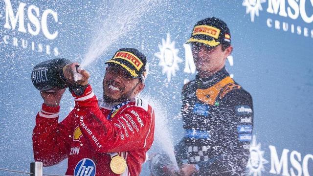 Hamilton celebra el seu triomf a Montmeló davant Lando Norris.