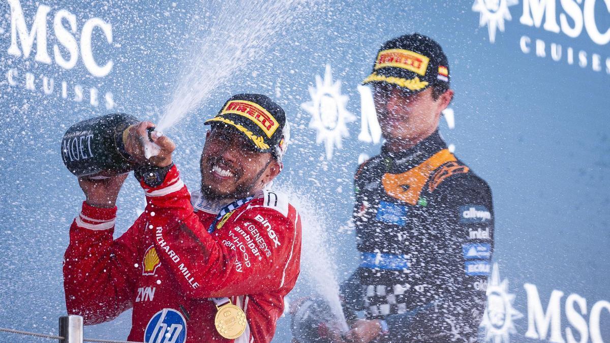 Hamilton hace historia con Ferrari y vuelve a enamorar en Barcelona