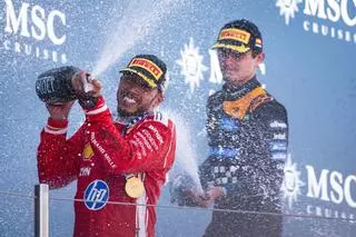Hamilton fa història amb Ferrari i torna a enamorar a Barcelona